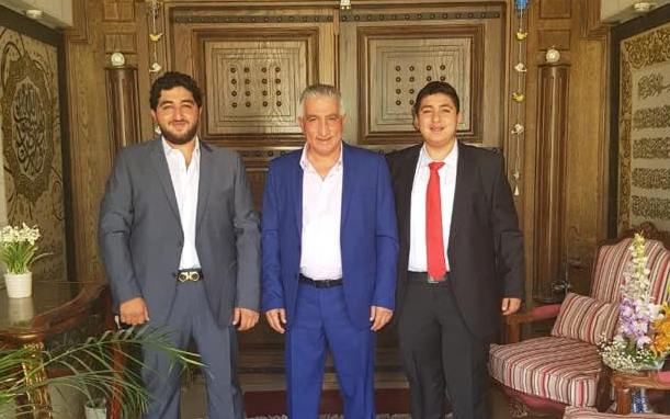 سليمان الطراونة يتوسط نجليه على اليمين الاكبر صالح وشقيقه الاصغر يسارا