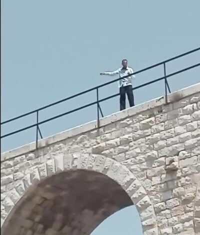 صورة الشاب قبل ان يحرق نفسه