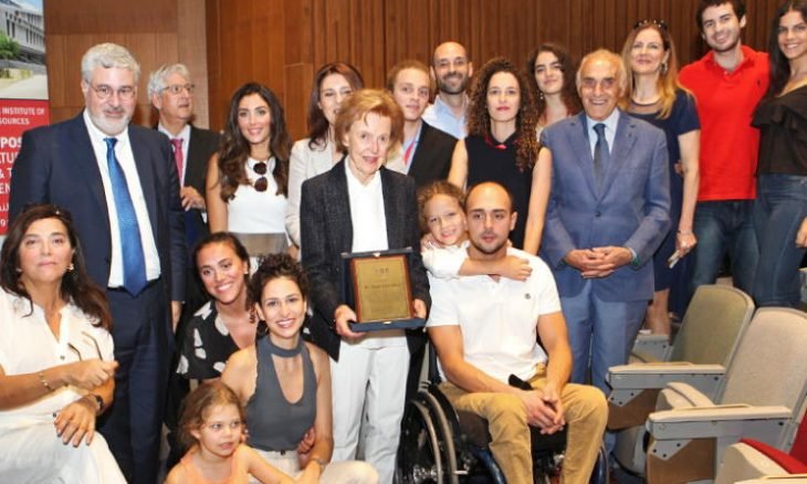 الفقيدة أنجلا وسط عائلتها ومساعديها تتسلم درعا أثناء افتتاح مبنى باسم مؤسسة منيب وأنجلا المصري في الجامعة الأمريكية في بيروت