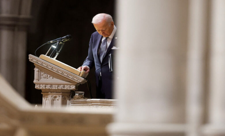 الرئيس الأميركي جو بايدن يغادر المنصة بعد حديثه خلال حفل تأبين لوزير الدفاع السابق آش كارتر في كاتدرائية واشنطن. 12/01/2023. (رويترز)