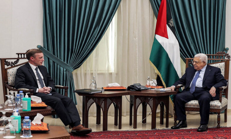 الرئيس الفلسطيني محمود عباس "يمين" يستقبل مستشار الأمن القومي الأميركي جيك سوليفان "يسار". 19 كانون الثاني/يناير 2023. (أ ف ب)