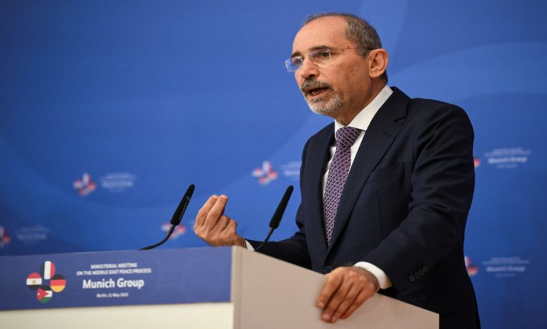 نائب رئيس الوزراء وزير الخارجية وشؤون المغتربين أيمن الصفدي خلال مؤتمر صحفي عقب اجتماع لمجموعة ميونخ. (رويترز)