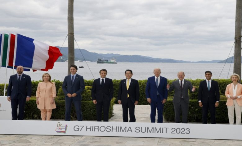 صورة جماعية لعدد من القادة قبل اجتماع غداء عمل حول الأمن الاقتصادي كجزء من قمة قادة مجموعة السبع في هيروشيما .20 مايو 2023. (أ ف ب)