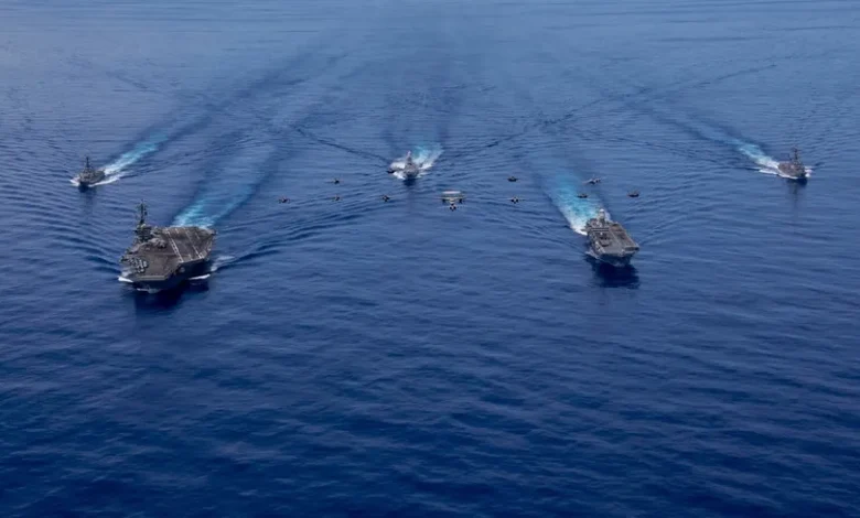 المجموعة القتالية لحاملة الطائرات الأميركية USS Abraham Lincoln ومجموعة حاملة الطائرات الإيطالية Cavour تبحران في تشكيل في منطقة عمليات الأسطول السابع الأميركي
